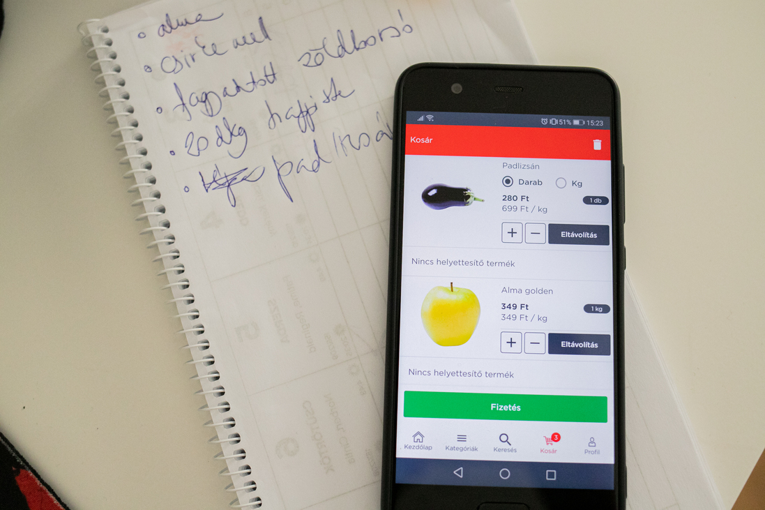 Az Auchan mobil applikációjának a felülete letisztult, könnyen kezelhető